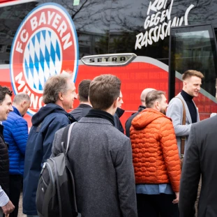 Nach dem Empfang ging es für die Teilnehmenden zum Audi Dome – standesgemäß im Mannschaftsbus des FC Bayern Basketball Teams.