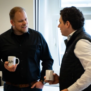 Das erste FTAPI Partner Event bot den Partner Zeit und Raum – auch für die Vernetzung untereinander. (links: Daniel Egerding | PMD Solutions, rechts: Marco Piscopia | KeySolutions IT)