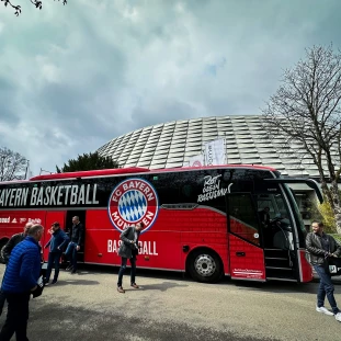 Der Mannschaftsbus brachte die Partner vom FTAPI Headquarter in Obersendling zum Audi Dome im Münchner Westen.
