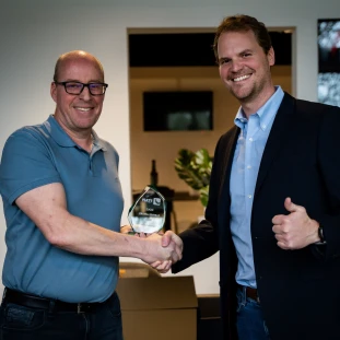 Für die höchste Anzahl generierter Neukunden erhielt die komuna GmbH Goldstatus. (Matthias Staudt links und Florian Tenius rechts)