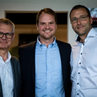 Die höchste Auszeichnung, der Platin Award, ging an die ASZ Thomas Allmer AG aus Österreich. Gemeinsam konnten Gebhard Zuber, Thomas Allmer und Florian Tenius (von links nach rechts) den bisher größten Deal der FTAPI Firmengeschichte abschließen.